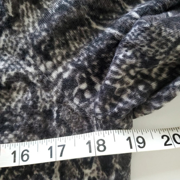Talbots Pure Merino Wool Sweater Size M Snake Print Long Sleeves Lightweight Top - Picture 4 of 10